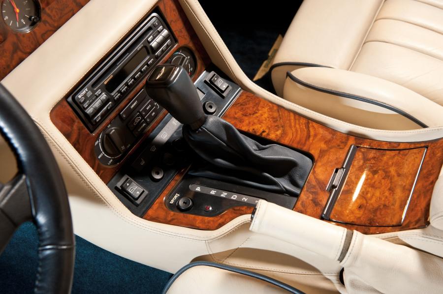 Детали интерьера Aston Martin Virage Volante 1997 года  (фото 4 из 10)